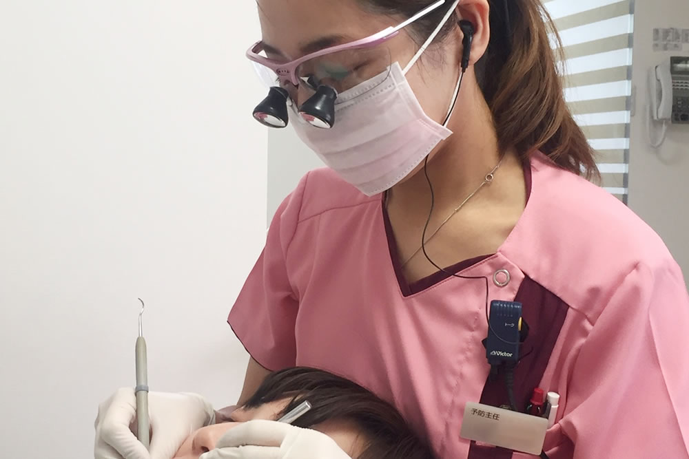 歯科衛生士も拡大鏡使用